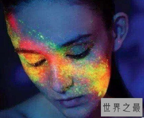 世界上最神奇的隐形纹身，白天隐形晚上显现