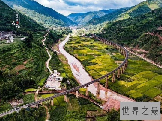 世界桥梁和隧道最多的铁路，各种桥梁991座，隧道427座