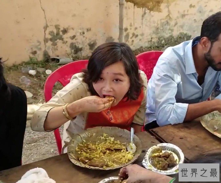 对食物最尊敬的民族—用手来抓饭