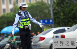 最美女交警毅然穿制服 资深模特变身制服女神