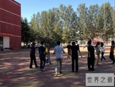 北大方正软件技术学院，源于北大外界对这所学校褒贬不一