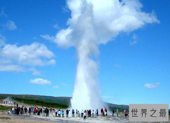 间歇泉喷发场面壮观，著名冰岛间歇泉爆发时最美