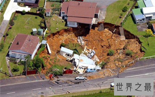 世界十起地陷事件，危地马拉巨型地坑深30米