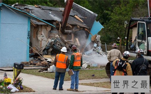 世界十起地陷事件，危地马拉巨型地坑深30米