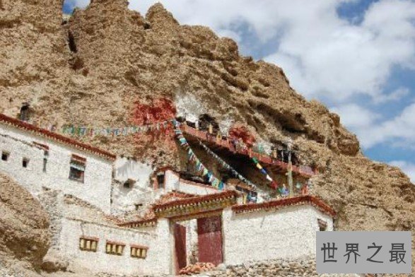 倒悬空寺是《藏地密码》中虚构的建筑，其原型是山西悬空寺