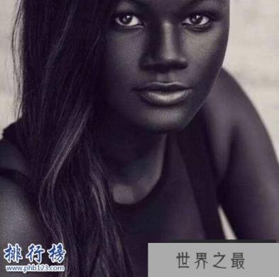 世界上最黑的女人是谁：KhoudiaDiop，夜晚出门等于隐身